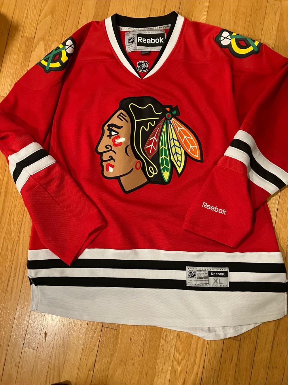 Retro vintage branded NHL Chicago Blackhawks Vneck Jersey
XL Black & White